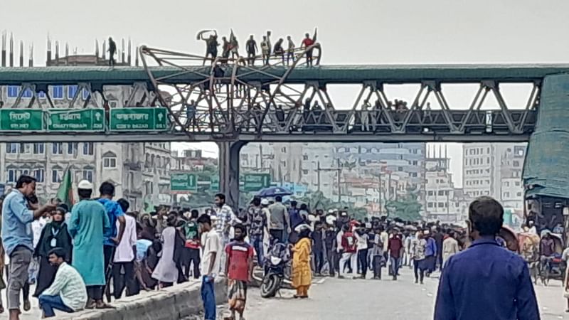 কাজলায় পদচারী–সেতুর নিচে আন্দোলনকারীদের অবস্থান। আজ শনিবার দুপুর সাড়ে ১২টার পর।